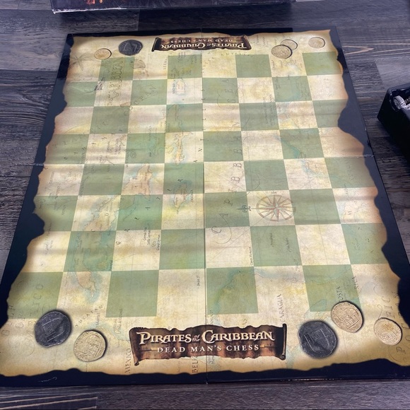 Pirates of the Caribbean Dead Man's Chest Chess Set Collector's Edition - Picture 2 of 11
